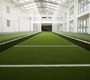 Supersport 10mm | Synsport Indoor artificial-turf soccer field inside a bright glass-walled facility with white lines